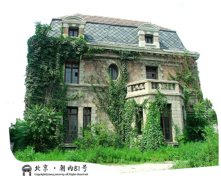 Illustration for article titled This Amazing Chinese Mansion Is Abandoned Because It's Haunted
